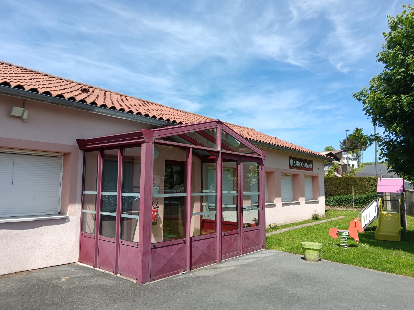 Vue extérieure de la salle Chabanel à Venteuges