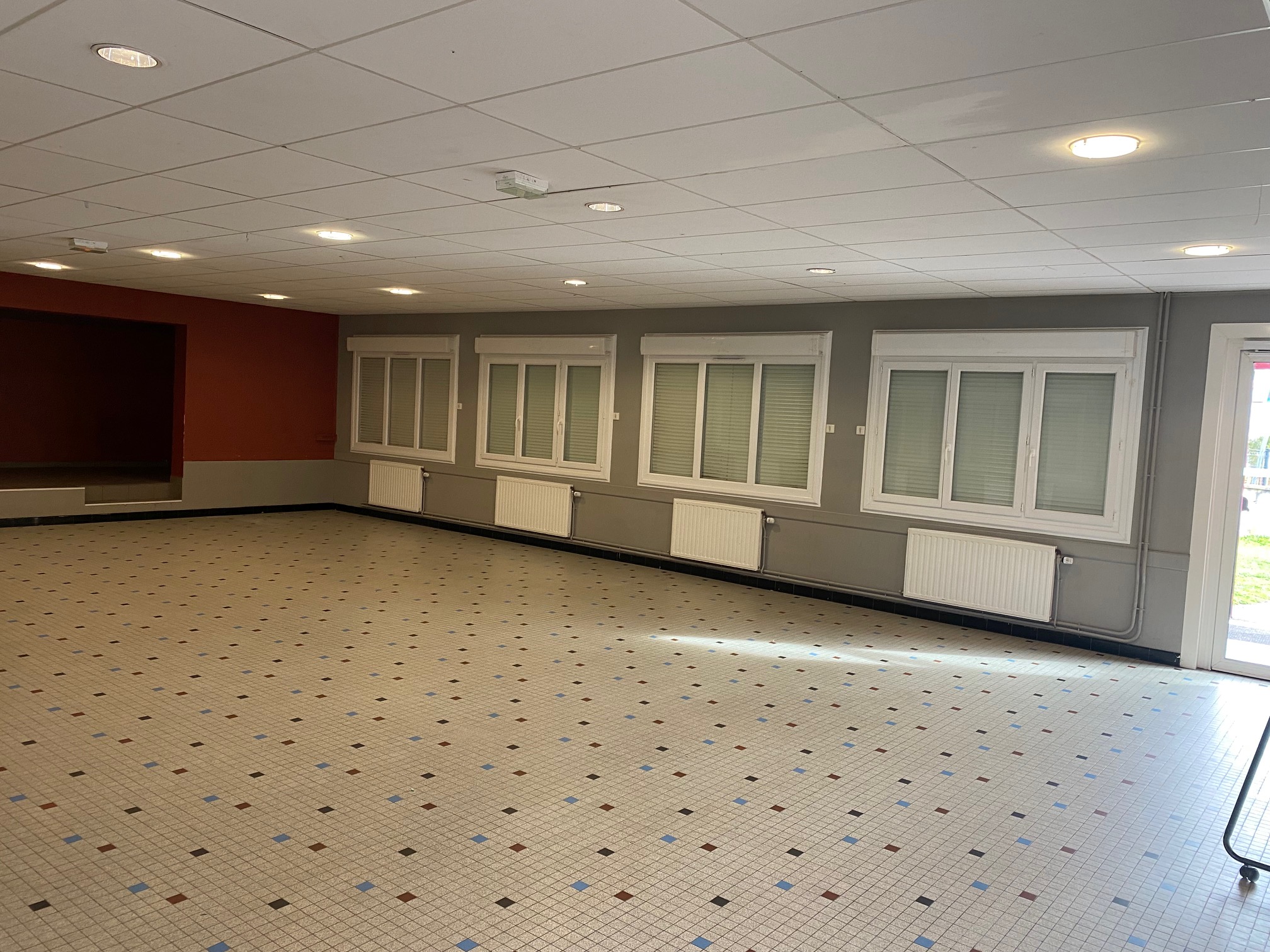 Intérieur de la salle Chabanel : espace de réception et tables