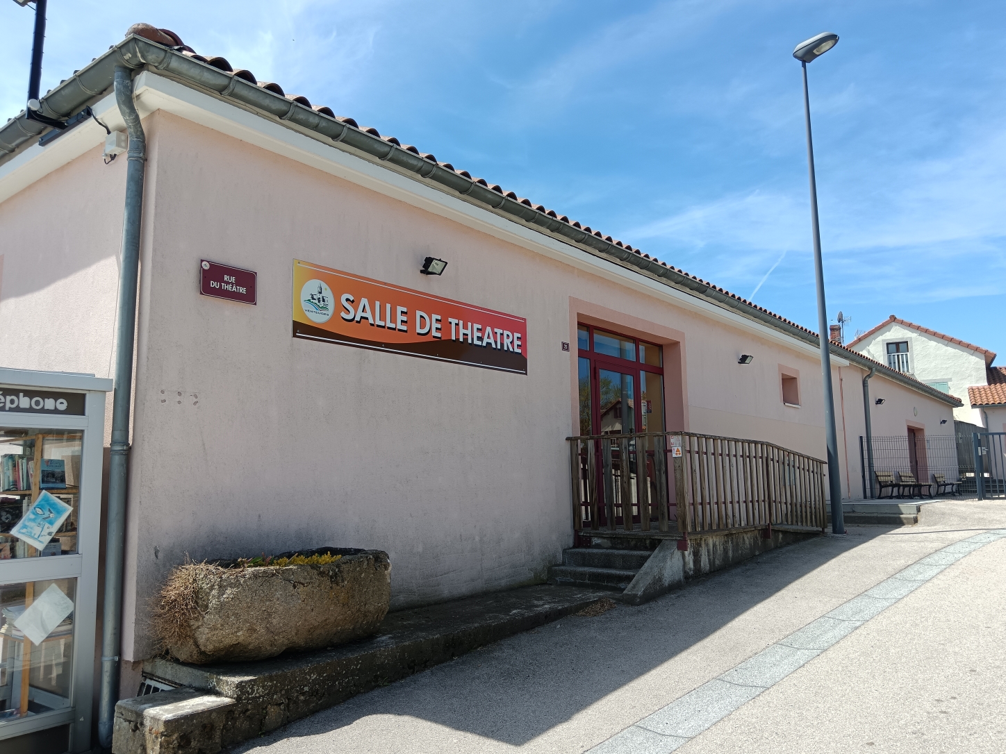 Vue extérieure de la salle de Théâtre à Venteuges