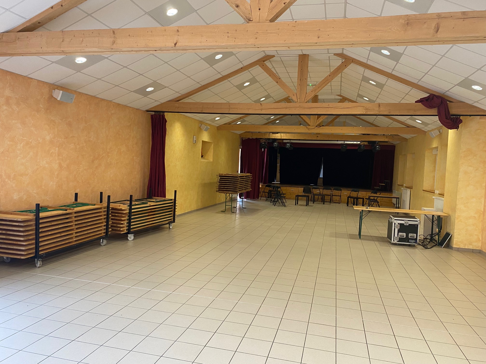 Intérieur de la salle de Théâtre avec sa scène