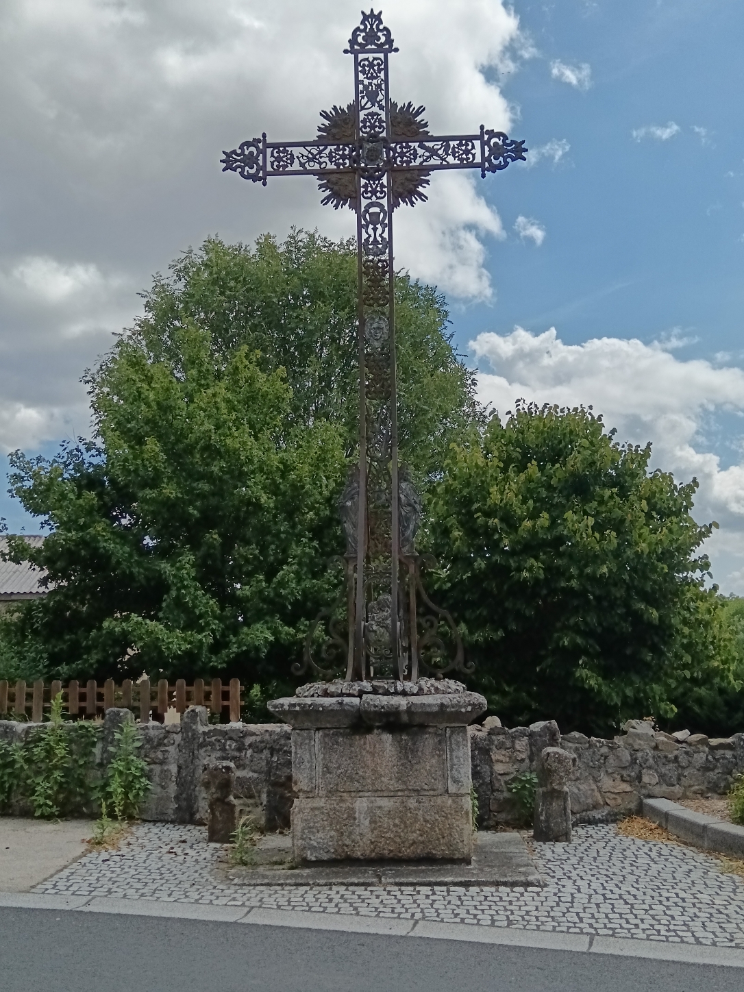 La croix de mission de Venteuges, dressée à proximité de l'église
