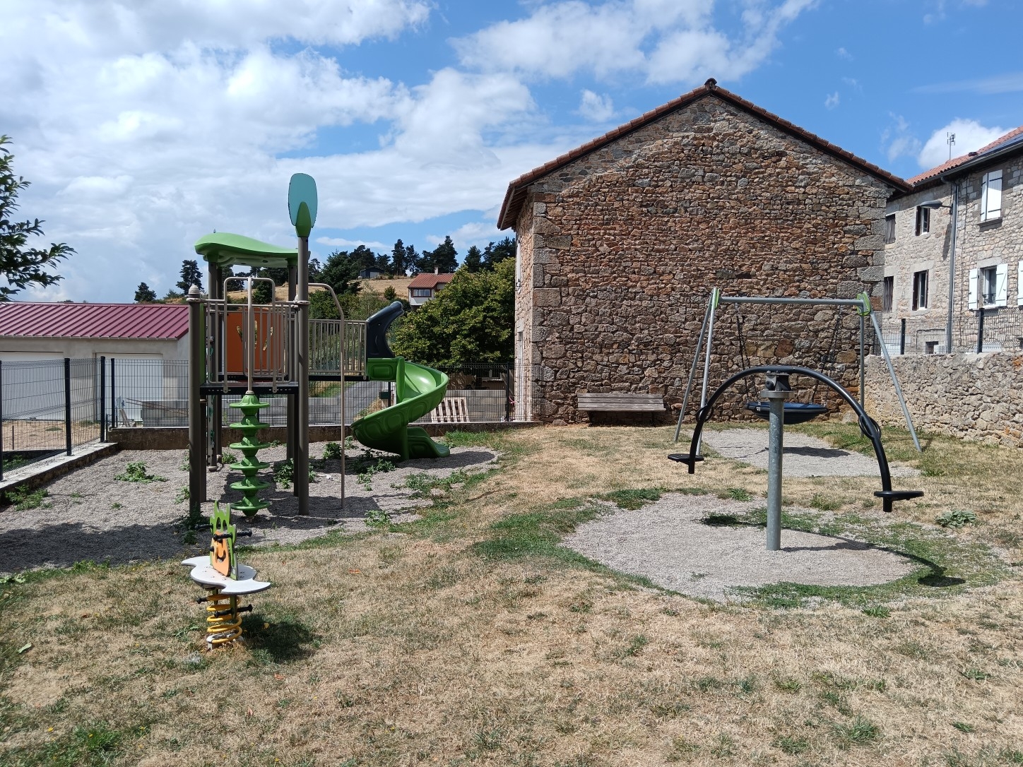 L'aire de jeux pour enfants du bourg de Venteuges, installée à proximité des salles communales