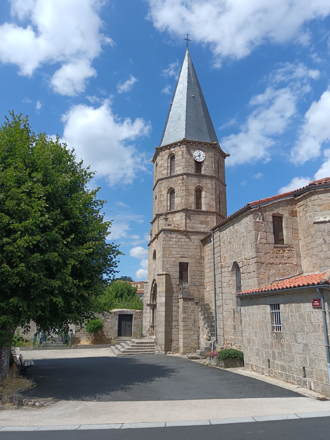 L'église Saint-Jean-Baptiste de Venteuges, vue extérieure
