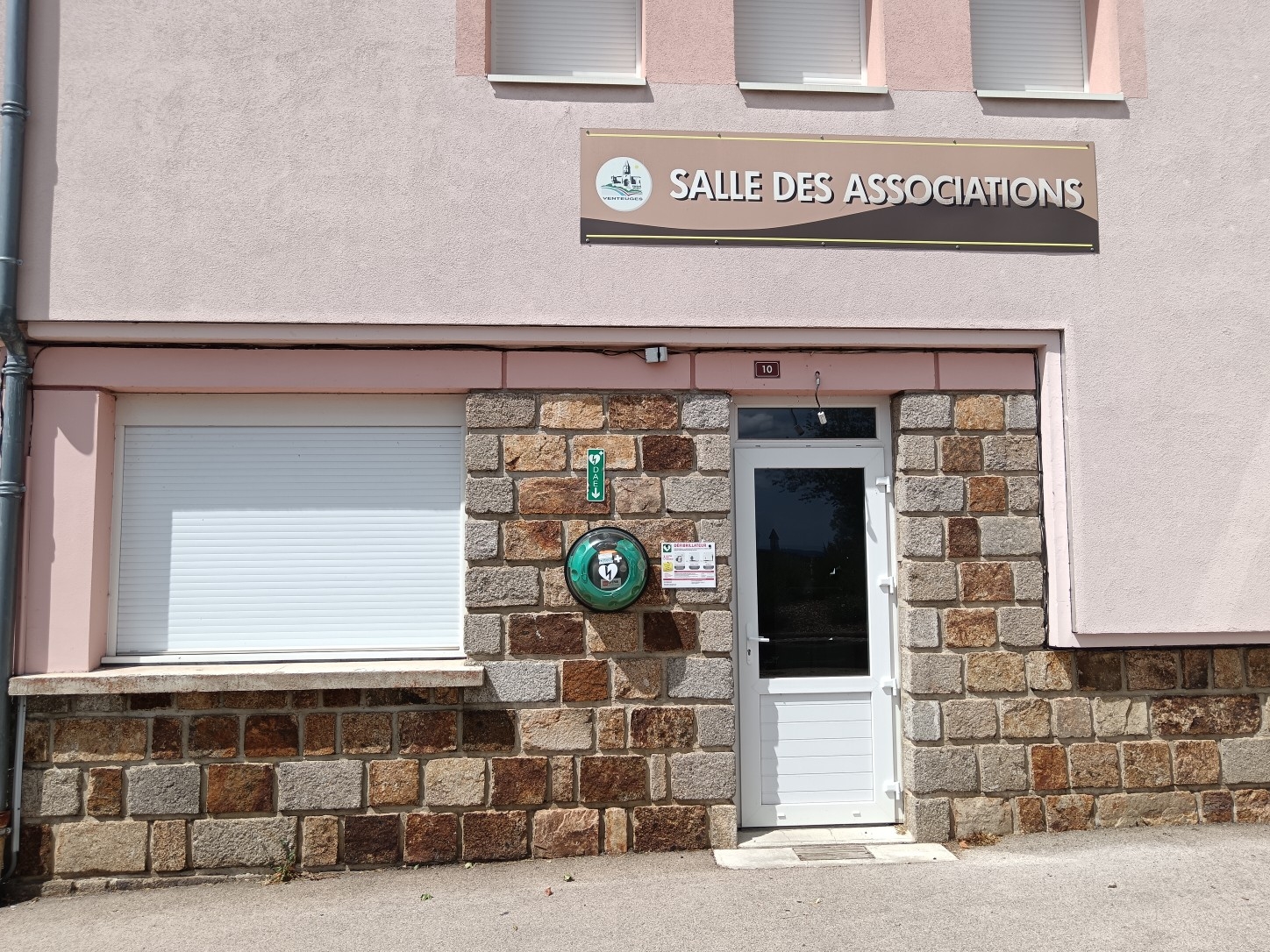 Salle des associations de Venteuges : grande pièce et cuisine