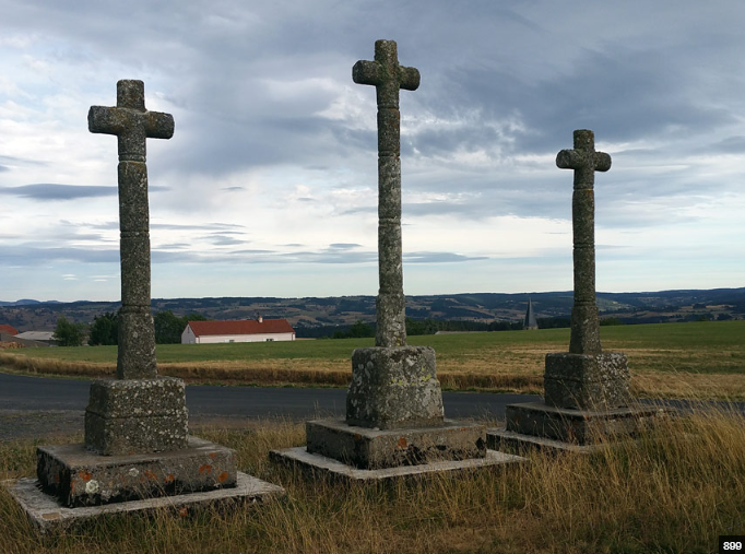 Le calvaire de Venteuges, ses trois croix dressées au-dessus du village
