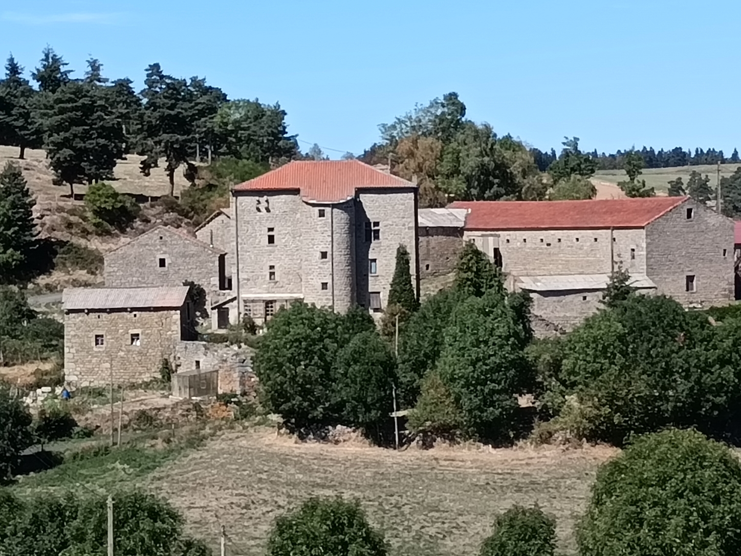 Le manoir de La Fagette, maison forte visible depuis la route
