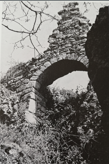 Les vestiges du château de Meyronne, sur leur promontoire